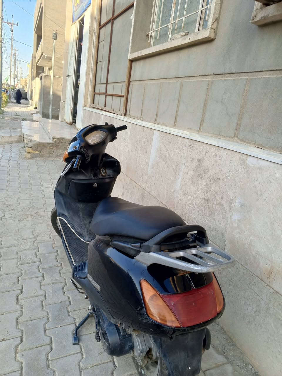 السلام عليكم 
دراجه هونده سبيسي
 مكينه مفتوحه مره وحده
كفرات جديده 
شوته كابريتر جديد 
زوج تواير جديد 
الهورن يشتغل 
الشاير يشتغل 
كلوب عالي ناصي
تشتغل سلف وهندر
عنواني كوت_حي الجهاد 
السعر 500الف بيهه مجال للطيبين ❤
للستفسار الاتصال على الرقم ***********
