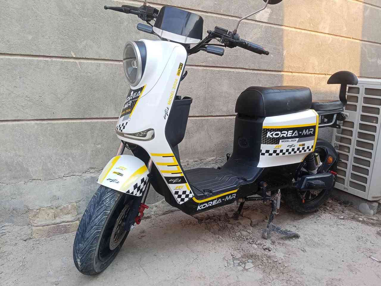 R11 للبيع
نضيفه وبلاديه بطارياتها بيهن انتفاخ قليل وشغاله كلشي مابيها وين ماتحب روح بيها وماتصرف 
كل كهربائياتها شغاله 
ومابيها نقص ابد سعرها 400 الف وبيها مجال كلش كلش قليل 
جماعة ال 350 رجائن لاتشلع كلبي 
العنوان بصره ابو الخصيب مقابيل صناعية حمدان 
الرقم ***********
