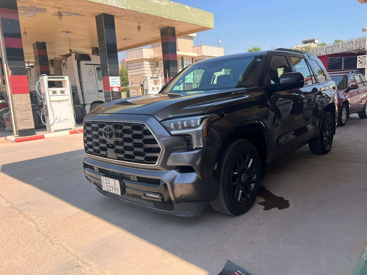السلام عليكم
تويوتا سيكويا 2024
2024 Platinum Hybrid

i-FORCE MAX – بلاتينيوم  

🔹 موديل: 2024

🔹 فئة: Platinum Hybrid (فول مواصفات)
🔹 ماشية ٤٠ الف كيلو

⚙️ الأداء والقوة
✔️ محرك 3.4 لتر V6 توين تيربو
✔️ نظام هايبرد i-FORCE MAX
✔️ القوة الكلية: 437 حصان 🔥
✔️ العزم: 790 نيوتن متر 💪
✔️ گير 10 سرعات
✔️ دفع رباعي 4WD
✔️ أوضاع قيادة متعددة + وضع سحب
🔧 نظام التعليق
✔️ نظام تعليق احترافي هوائي Cognito Motorsports
✔️ طبلات و دبلات مطورة Heavy Duty
✔️ ثبات أعلى وأداء أقوى بالأوف رود
🛞 الخارجية
✔️ويل 20 إنش بلاتينيوم
✔️ دوسات جانبية كهربائية
✔️ LED كامل
✔️ حساسات أمامية وخلفية
✔️ كاميرات 360 درجة (عرض محيطي كامل حول السيارة)
✔️ نظام عرض محيط السيارة  – فخامة كاملة
✔️ فتحة سقف بانوراما
✔️ جلد بلاتينيوم فاخر
✔️ جميع المقاعد كهربائية
✔️ تدفئة وتبريد لجميع المقاعد
✔️ ذاكرة مقاعد
✔️ شاشة 14 إنش
✔️ شاشة عدادات رقمي
✔️ نظام صوت JBl
✔️ Apple CarPlay & Android Auto
✔️ شحن لاسلكي
✔️ تشغيل بصمة + دخول ذكي
    داتا شو تعرض جميع معلومات القيادة 
🛡️ أنظمة الأمان
✔️ رادار أمامي
✔️ مثبت سرعة ذكي
✔️ تحذير مغادرة المسار
✔️ مراقبة النقطة العمياء
✔️ نظام منع التصادم
ملاحظات / نقص مثلث جاملغ خلفي وجود رصعات في آلتكم والقمار باب خلفي دبلات يدويه دبلات الجامة نقص
السعر ٤٢٠
يعني ٤ دفاتر و ٢٠ ورقة 
التواصل 
***********

