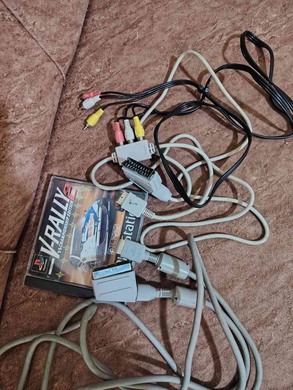 . فيشة (  AV/SCART)
2.فيشة (SCART)
3.  قرص اصلي مع المنوال
توصيل موجود
 ***********
