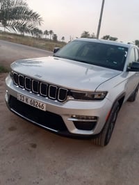 جيب كراند شيروكي 4xe موديل 2024 ماشية 60 الف ميل مواصفات فول 1/1  سنوي...