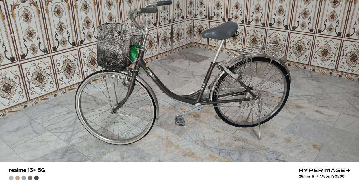 تظهر الصورة ملصق BAA (Bicycle Association Japan) المعتمد على هيكل دراجة هوائية (بايسكل) يابانية الصنع، وهو ملصق يضمن مطابقة الدراجة لمعايير السلامة والأمان والجودة البيئية اليابانية.نوع الملصق: علامة جودة وتصديق من جمعية الدراجات اليابانية.الاستخدام: يدل على أن الدراجة أصلية ومن مناشئ اليابان (تأتي عادة ضمن تجارة البالة أو الدراجات المستوردة) 
مأخوذ من البحث من كوكل 
بيسكل نضيف مانقصه اي شي فقط بريك امامي 
هيكل نضيف وياله اصليه وبلادي كل غراضه بلاديه 
سعره 90وبي مجال لليشتري 
***********
