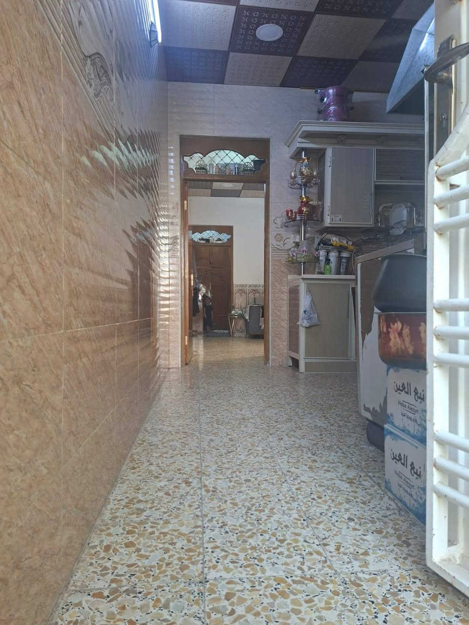 سلام  عليكم بيت 100 م يتكون من استقبال وصاله ومطبخ وغرفه وتخاريج زراعي موقع نهايه شارع الإطفاء قريب ع شارع *********** للتواصل

