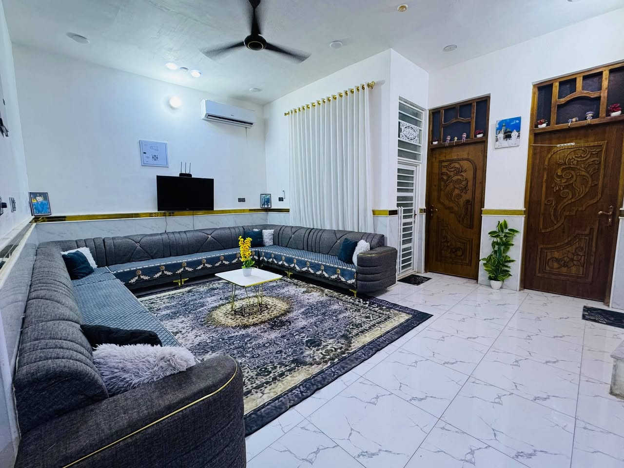 الدار للبيع ٢٠٠متر  سند ٢٥ بناء درجه اولى ٢٠٢٥ يحتوى على غرفتين وصاله ومطبخ حار بارد و استقبال  وصاله فوك كبيره وستارة وجهه  الجمعيات  حجي حسن الثانيه نهاية السايدين بداية المنطقه مجاور الصيدليه  سعره مناسب للاستفسار اللاتصال على ***********
