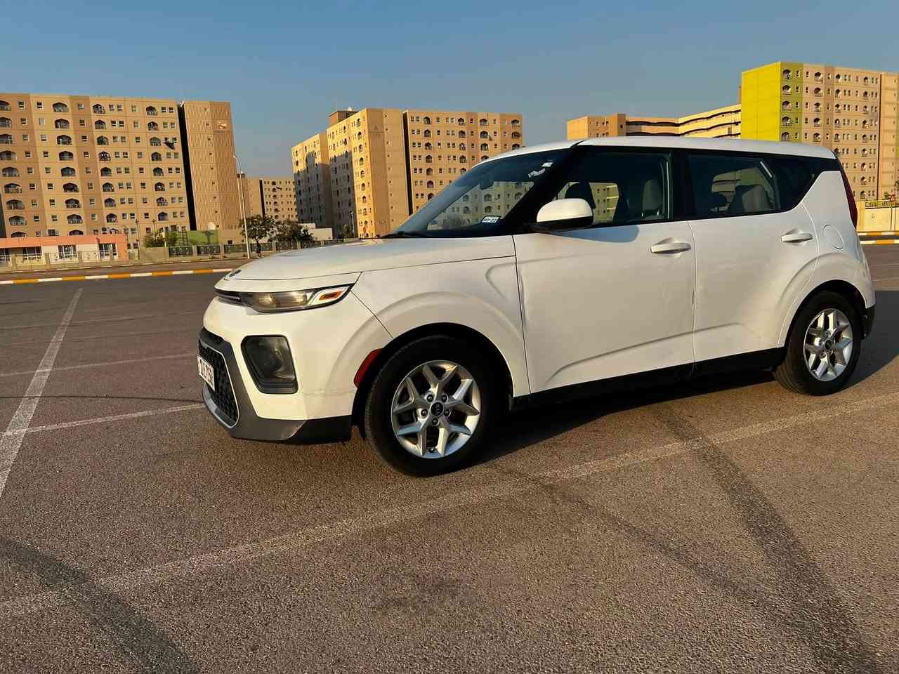 Kia Soul 2020 S 
امريكي مواصفات S
ماشية ١١١٠٠٠ كيلومتر 
المواصفات:
* محرك DOHC 2000
* تحكم استيرن 
* شاشة اصلية تدعم ابل كار بلي 
* تحديد مسار
*رادار امامي وخلفي
* شاشة اعطال
*مقاعد مخمل لون رصاصي
*توقف ذاتي
*حساسات
رقم اربيل تحويل او وكالة مضمونة
الحادث فقط بنيد بدون دواخل بدون ايرباك
بنيد تبديل مع الجامرلغ الايمن
مكان السيارة بغداد

السيارة جاهزة
للاستفسار الاتصال على
هـ : ***********
واتساب متوفر
