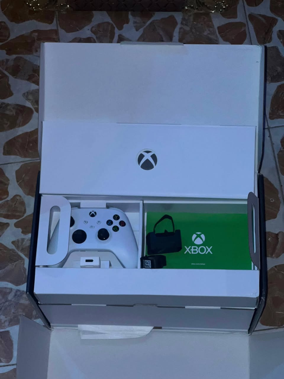 سلام عليكم 
اكس بوكس استعمال قليل 
انتاج 2025 نضيف مثل ما واضح بالصورة 
سبب البيع اخذت pc 
السعر 800 قفل 🔒🔒
مكاني بغداد الحسينية 
***********
موجود واتساب
توصيل موجود الكل العراق
