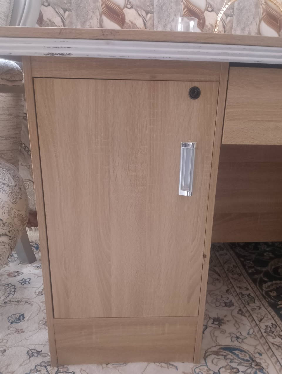 ميز مكتبي خشب ثقيل جديد طول 180 عرض 120
مع كرسي استخدام اقل الشهر جدد الميز واضح بي باب كبير ومجرات 3 وبالوسط جرار كبير السعر 140 مع الكرسي 
مشتريهن اني ب 175 مكان ديوانية سنيه
