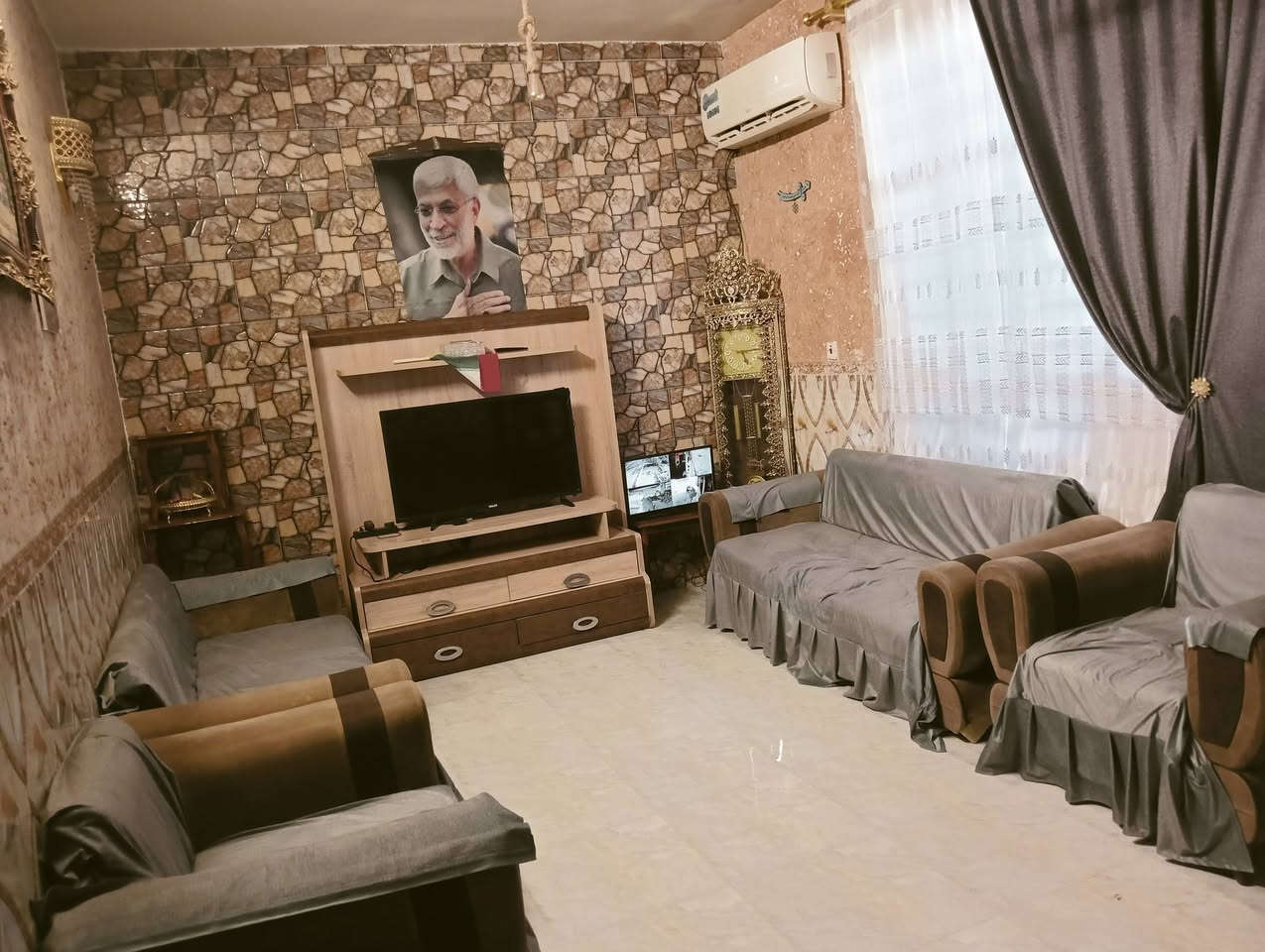 سلام عليكم بيت لالبيع مساحته 100مترر طابقين العنوان سبع اقصور شارع ابو علي يتوفر في جميع الخدمات وقريبٱ يتبلط الفرع سند 25زراعي السعرر60 وبي مجال رقم الهاتف ***********

