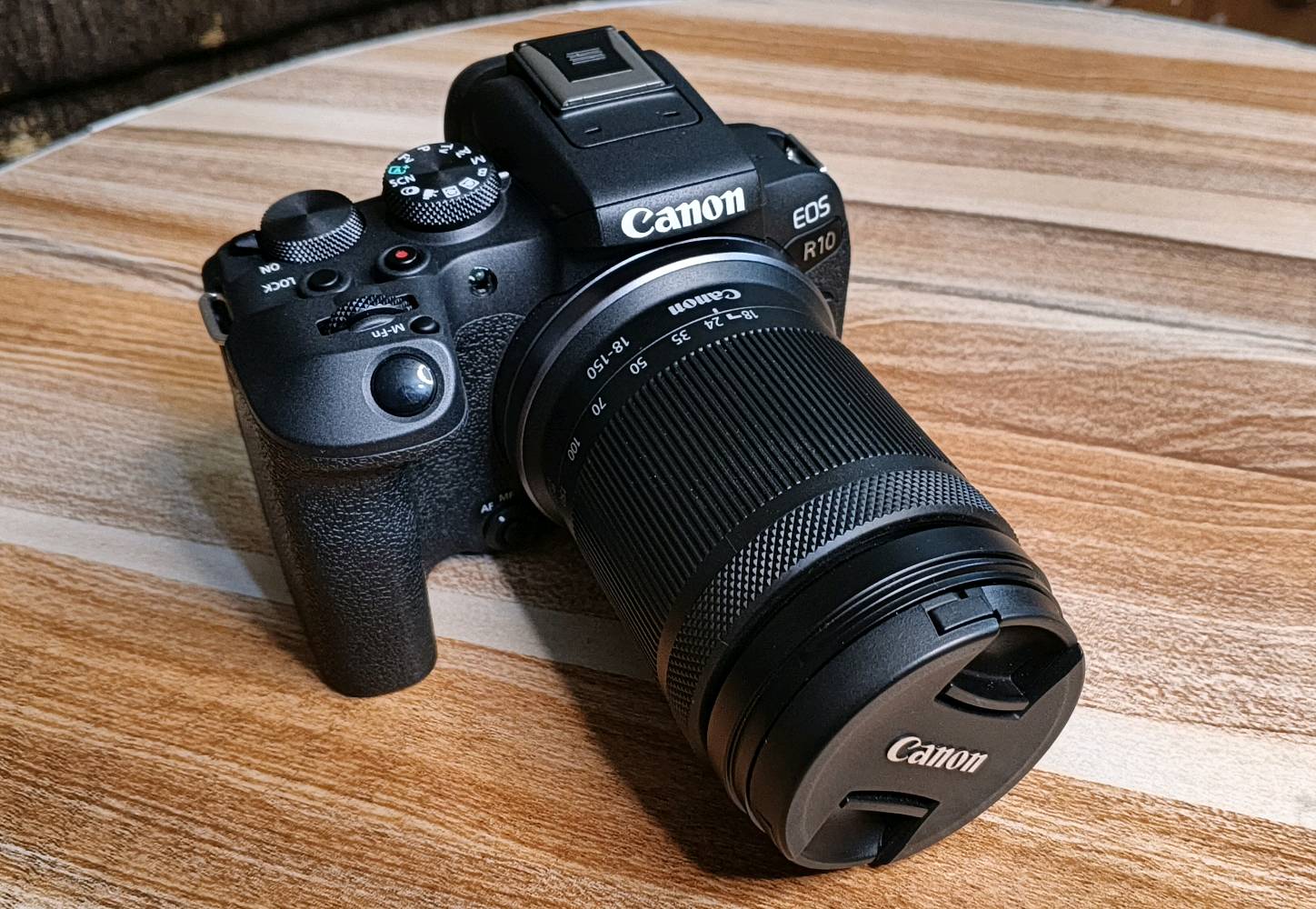 ‏السلام عليكم
‏كاميرا Canon R10 بحالة الزيرو تماماً (استخدام نظيف جدا 100%) بيها ضمان حقيقي مستمر من محل ببغداد ومكفولة بالكامل بدون أي عطل أو خدش
‏التفاصيل:
‏الجسم نظيف وكل الازرار شغالة تفحصها بنفسك
‏عداد الغالق بحدود 9 آلاف فقط 
‏العدسة: الشاملة 18-150mm الأفضل والأغلى من العادية ال45mm
‏
‏الملحقات الكاملة:
‏ العلبة الأصلية + الكتالوجات والأكياس الاصلية + الشاحن والبطارية الأصلية + حقيبة كانون + حزام الرقبة + الكاميرا + العدسة
‏
‏أبرز المواصفات:
‏مستشعر بدقة 24.2 ميغابكسل (APS-C)
‏شاشة قلابة سهلة للتحكم والرؤية
‏سرعة التقاط 15 بالثانية ميكانيكي و23 الكتروني
‏سرعة الفوكس قوية جدا مع تتبع العين
‏تصوير فيديو بجودة 4K بمعدل 60fps، وتصوير بطيء Slow Motion بدقة 1080 بمعدل 120fps.
‏مدى أيزو حتى 32,000 (قابل للتوسعة حتى 51,200).
‏الكاميرا باختصار جديدة جداً  ونظيفة
‏
‏السعر: 1،300,000  قفل
‏المكان: الفلوجة حي الشرطة
‏للتواصل واتساب: ***********