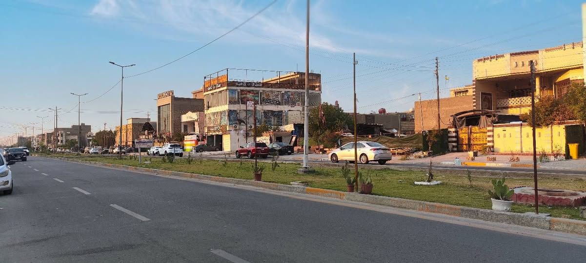 دار للبيع ملك صرف - موقع استثماري وتجاري مميز
الموقع📍: بغداد - شارع الشارقة الرئيسي
 (مقابل حي الأساتذة مباشرة).

⬝ المساحة: 125 متر مربع.
⬝ الواجهة: 6.5 متر.
⬝ البناء: كونكريت مسلح.
يحتوي على: صالة، استقبال، مطبخ، غرفة نوم، ومغاسل.

◀ يقع العقار مباشرة على الشارع الرئيسي بما يجعله فرصة ممتازة للاستخدام السكني أو التحويل لنشاط تجاري/مكتبي واستثماري بعائد ممتاز.

السعر: 3 ملايين و250 ألف دينار للمتر
للاستفسار والمعاينة الإتصال على:

*********** ➦
*********** ➦
