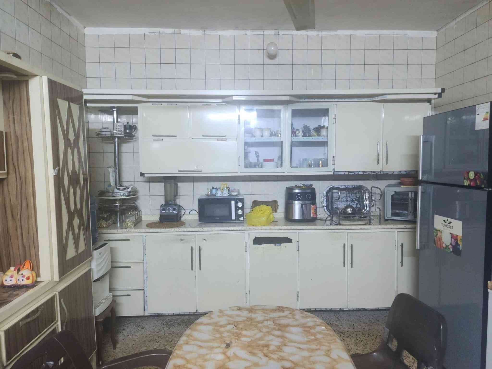 بيت للبيع في حي الجهاد الخارجيه مربع النخيل 
المساحه:200م
يحتوي البيت على:3 غرف 🛏️/3حمامات🛁/صاله واسعه / وهول / ويحتوي على منضومه تبريد مركزي مجرد تصليحات بسيطه وترجع تشتغل / وبلكونه 
للتواصل والاستفسار:***********

