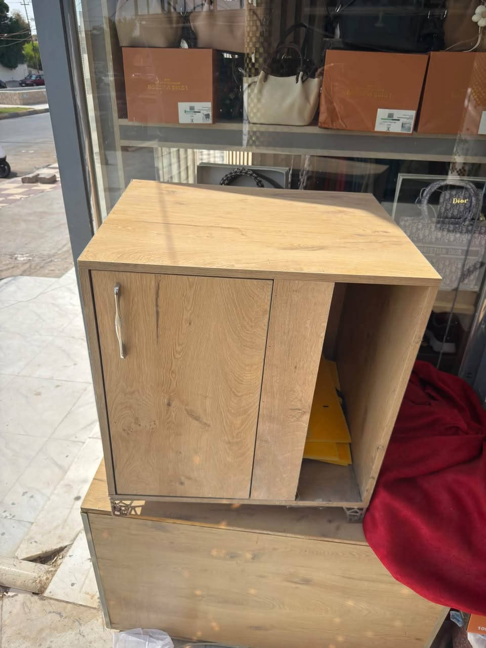 السلام عليكم فاترينات للبيت
عنوان كوت الهوره 

***********

نص مكتوب في الصور:
- الطول 370
- نزل 35
- عدد 2
- رتفاع 50
- الطول 150 عدد 2 النزال 30 الارتفاع 35
- الطول 150 النزال 30 الارتفاع 35