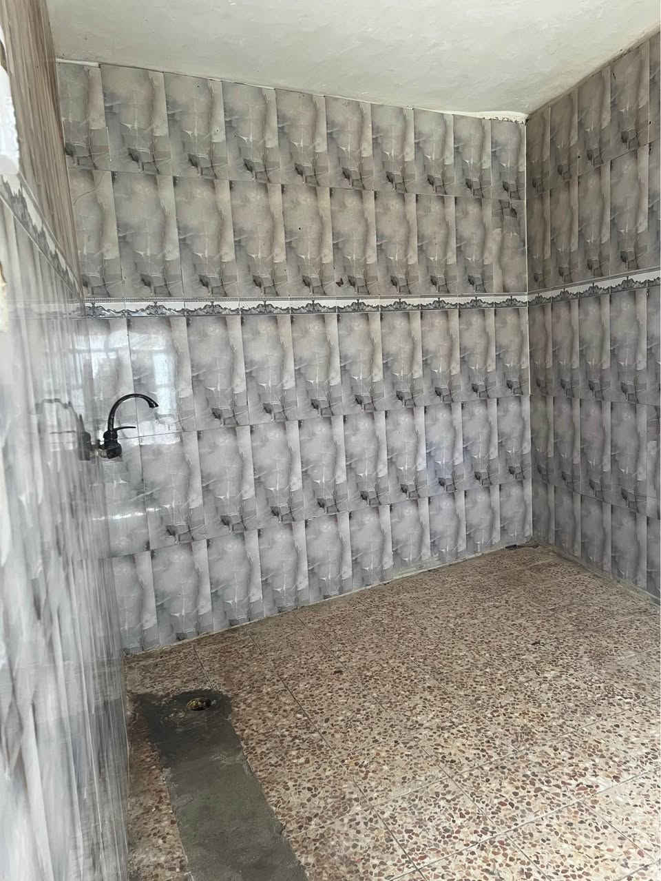 بيت الايجار ابو الخصيب عويسيان سعره ٣٥٠ يحتوي ع غرفتين نوم مع صالة و استقبال و كراج وصحيات أي استفسار واتساب أو اتصال *********** البصرة, العراق
