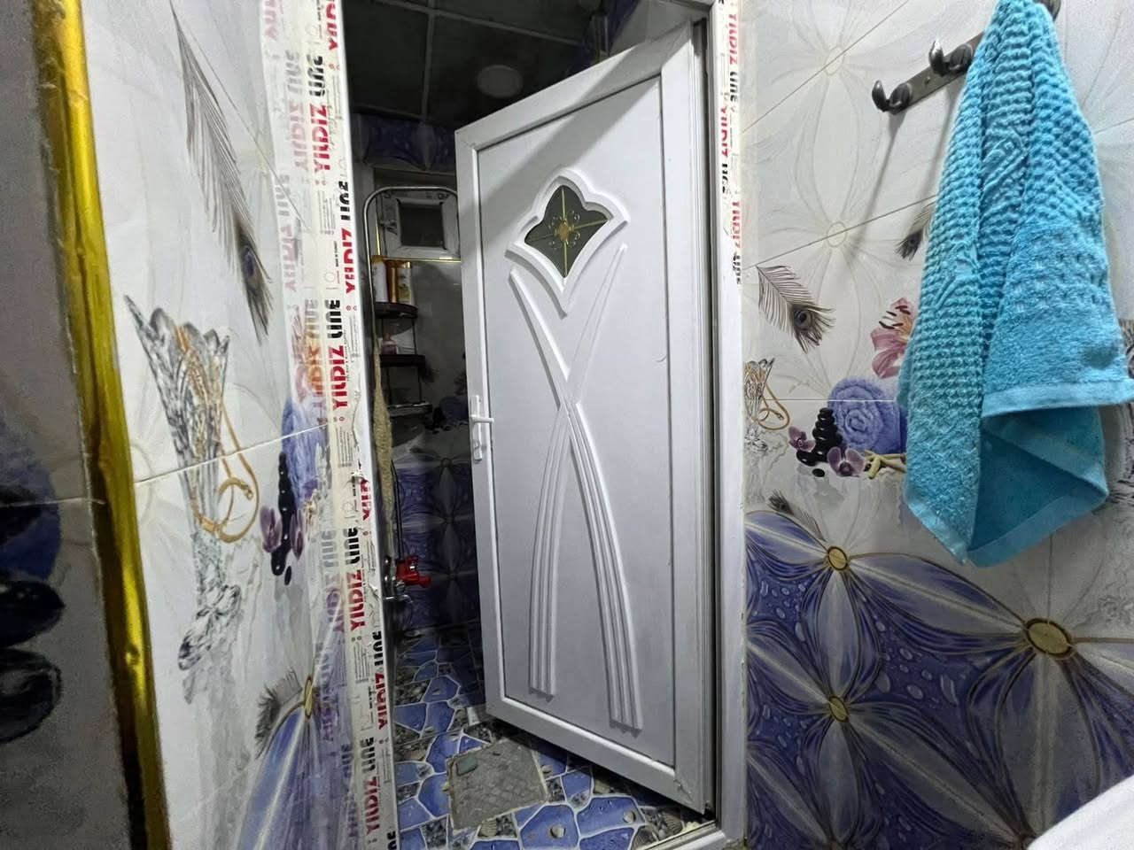 بيت مساحته 225متر مربع يتكون من طابقين
الطابق الاول يتكون من استقبال 5×4 و هول 7×3.5 و مطبخ 4×4 و مجمع صحي داخلي [ حمام و تواليت غربي ] و غرفة نوم 4×4 و ممر خلف البيت 

الطابق الثاني يتكون من غرفة 4×5 + سويت كامل يتكون من غرفة و هول و مجمع صحي مع مطبخ + مخزن 

العنوان / شارع ٨٠ طريق النجف الفرع المقابل لمول بابل _ فرن الساير 

للتواصل و الاستفسار على الرقم التالي *********** واتساب
