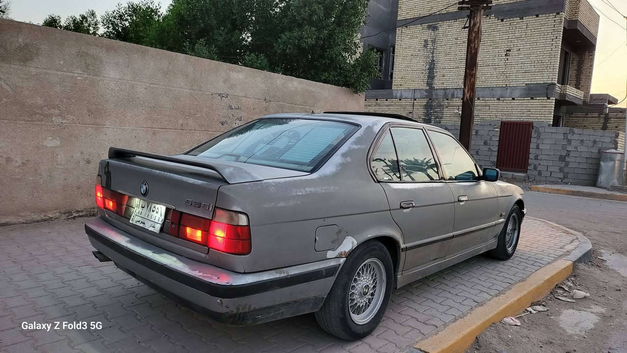 للبيع BM 535 e34
موديل 1989 
اصلها 92
فتحه 
كشنات جلد كهربائي 
تبريد ثلج 
كير مكينه شداهن حاويه 
كهربائيات كلها شغله 
صدر خلفي امامي 
بيها اكسل 3.15 يعني شلعه ومعدل 
السياره جارده حتاجلها صبغ بيها طخه جاملغ خلفي 
السعر 39 وبيها مجال بسيط عنواني بغداد ابو غريب صناعه حي الرساله 
***********
