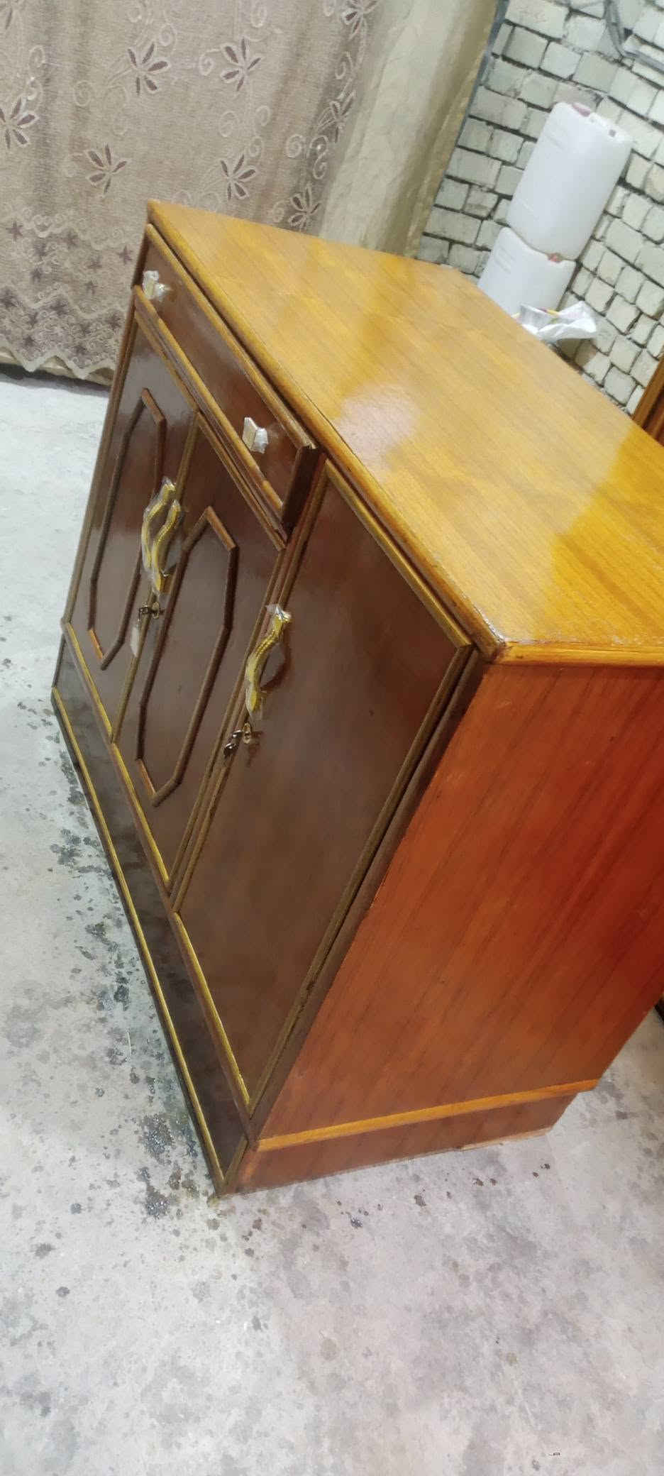 بوفيه مستعمل نظيف قياس المتر وربع مكان بغداد الأمين الثانيه ***********

