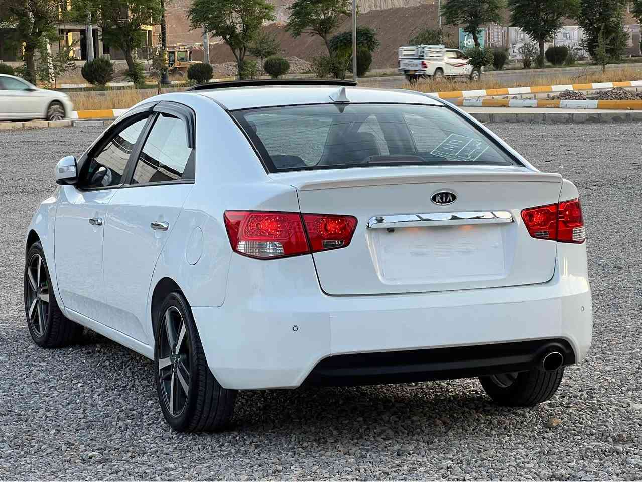 kia sirato 
بسم للّٰةالرحمن الرحيم
كيا سيراتؤ٢٠١٢
بةسمة سلاين
كوشن نيو جلد
كزؤز گةورة
بئجگة لة شوين براوة ٢ پرچةى بؤياغة 
ناو پاكةتة📦
براوةى دوبةى شوين براوةكانى چاك كراوةتةوة
كؤدى بؤ كراوة بة ناوى خؤمانة
eco    ocs شوين شاحن شوين فلش١٦١ هةزار هةقيقى رؤيشتوة
كير مةكينة دةرو بةردى بةشةرت 
بةردى گزؤزى تيداية بةنزين هةر ناخوات
سوكان فؤليؤم 
كاميرة حاسة  كيچ ليزةرى  گيچ كانديئزة
ئاوينة ئيشارةت ئاوينة هيتةر دژة فول
كوشن جلد كوشن هيتةر
قفل مةركةزى
پاترى تازة  رؤنى گير و مةكينةى تازة گؤردراوة
تايةكانى لؤك ناو پاكةتى بؤى بةستراوة
ليد حةدةسة 
سةقف كةڤةر بةشةرت  كير مةكينة بةشةرت ١٠٠ فيتةر
دةعم ليدران بةشةرت   
كامل كامل مةسرةف كراوة بةس ليى خورةو دوعاى خيرمان بؤ بكة سةيارةكة هي مالةنة هي مةحرز نية بةدلى خؤم مةسرةفم كردوة 
هةموو شتم نوسيوة  ية ٢٥٠ مةسرةفى هةبوو 
٥ كةلا برا 
لة مالةكة بيمنةتم 
***********وةتس ئاپى لةسةرة
***********ڤايبةرى لةسةرة رانية, السليمانية
