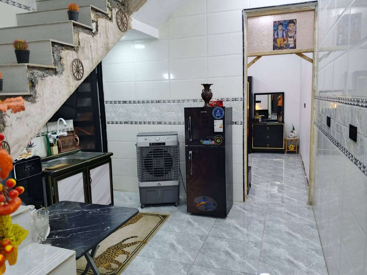 منزل للبيع مساحه ٧٥
متر قاطين واجهه ٥ ونزال ١٥
 كامل خدمات غرفتين نوم وحده سويت استقبال وصاله منور وصحيات عدد ٢

  بلديات ضباط الثانيه الزراعي
الاستفسار الاتصال على الرقم ***********
