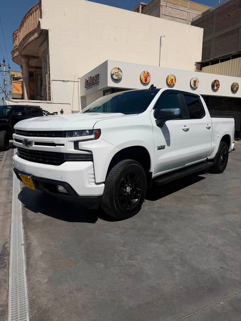 السلا عليكم

للبيع  سلفرادو

Chevrolet Silverado
والمرغوب (باب طويل بدي قصير)
 موديل : 2020
ماشيه 80 الف
ترفيع  2.5 انج
النضافة 100بالمية وجاهزه بدون اي نقص
محرك : 5300 V8 ( المرغوب )

كير :  6 سرعات ( المرغوب )

رقم شمالي تحويل ثاني يوم
و الهزه كامله 

(المواصفات)

- تشغيل و إطفاء عن بعد 

- فتح النوافذ عن بعد 

- إناره ترحيب 

- صندوق الخلفي كهربائي

- كامره خلفيه 

- مانع إصتدام مع فرامل 

- سياقه ذاتيه 

- حساسات إطار 

- شاشه تدعم(ابل كار بلي+واندرويد اوتو)

- مثبت سرعه 

- تبريد ثلج  + تدفئه  

- تبريد قطعتين 

- تسع السياره إلى 6 ركاب 

- مانع نزلاق

- سايد بريك كهربائي

- تنفيذ الأوامر الصوتيه 

- تحكمات ستيرن 

- دهن الگير جديد 

- دهن المحرك جديد -- ⁠
- طخم ويل جديد 
- غطاء بدي 
- لايتات زينون 
السياره حادثه  بلا ايرباك جاملغ وبنيد
للاستفسار ع الرقم***********واتساب
