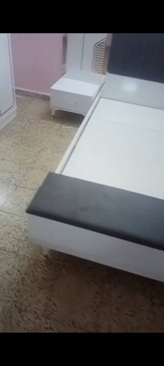 غرفة نظيفة مستعملة قليل للبيع
8 قطع بسعر 750 وبيها مجال 
للاستفسار اكثر الاتصال على الرقم ***********
