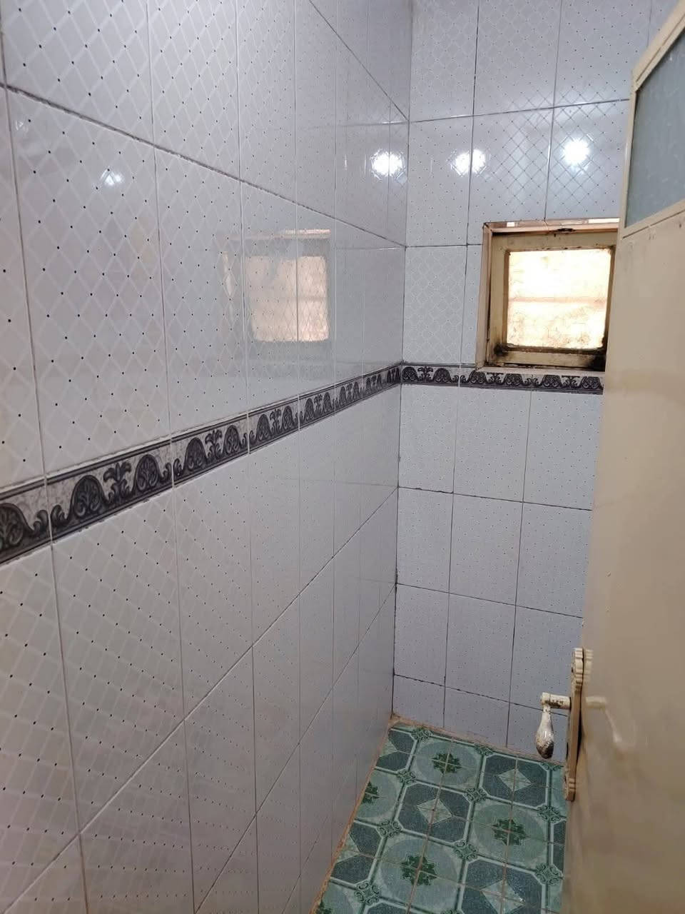 دار للبيع ...دار للبيع
طابو ملك صرف ..

المساحة :110 متر 
الواجهة : 5.5 
النزول : 20 

يتكون من طابق واحد
كراج + ديوانية وصالة ومطبخ وصحيات خارجية وداخلية وغرفة نوم وترك 
مع بيتونة وسطح مع ستارة .
بيت نظيف ومرتب كما موضح بالصور .

المكان : بغداد _ كفاءات العبيدي.. قرب مستوصف الكفاءات.. الشارع المؤدي إلى المستوصف.

موقع ممتاز مقابله شارع حرف T

السعر : 127 وبه مجال 

للاستفسار الاتصال بالرقم

***********  وبه واتساب
