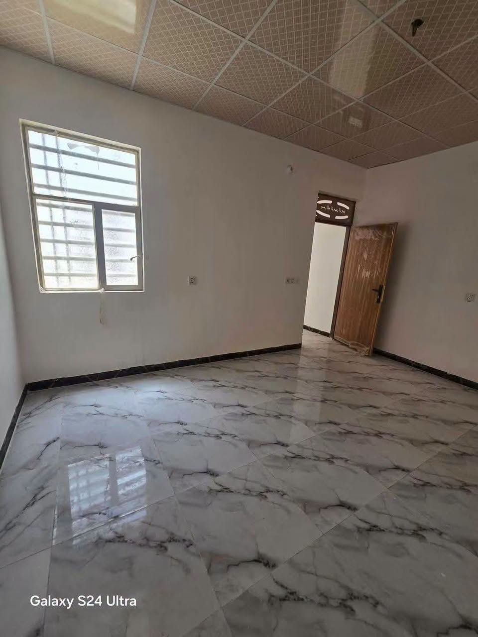بيت لبيع بشارع المطار الجديد المساحه ١٠٠متر بناء جديد مفتاح مباشر تستلم يحتوي على غرفه وصاله ومطبخ وستقبال ومكشوفه وصحيات داخليه وخارجيه السعر 33 وبي مجال للستفسار مكتب الصدرين  ***********
