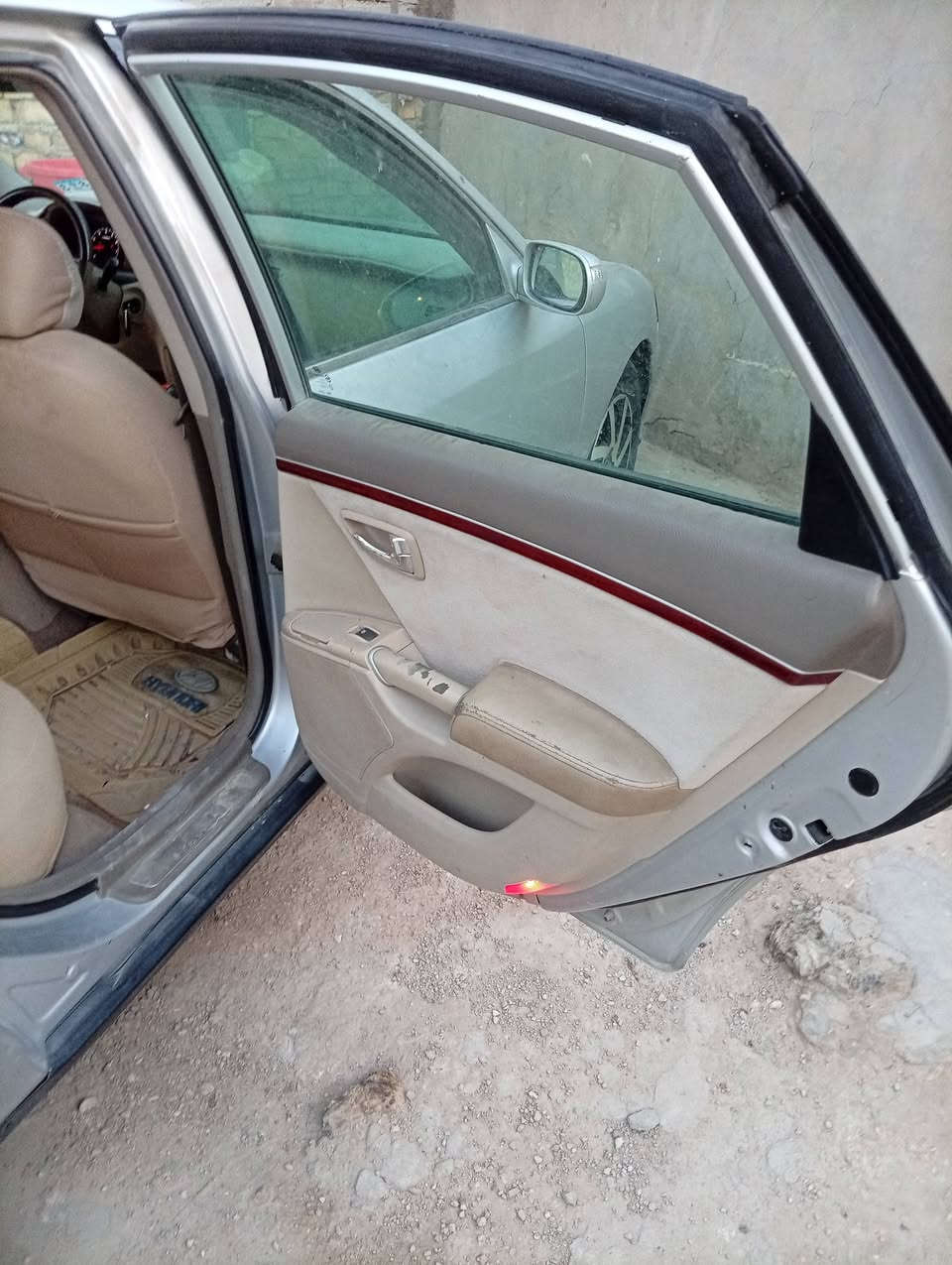 سلام عليكم ازيرا ادوات موديل 10رقم شمالي فول عده البصمه سياره جديده كير محرك حداديه تخم تاير باتري كله جديد تبريد عوزه بس غاز مكاني نجف السعر 35 بيه مجال ***********
