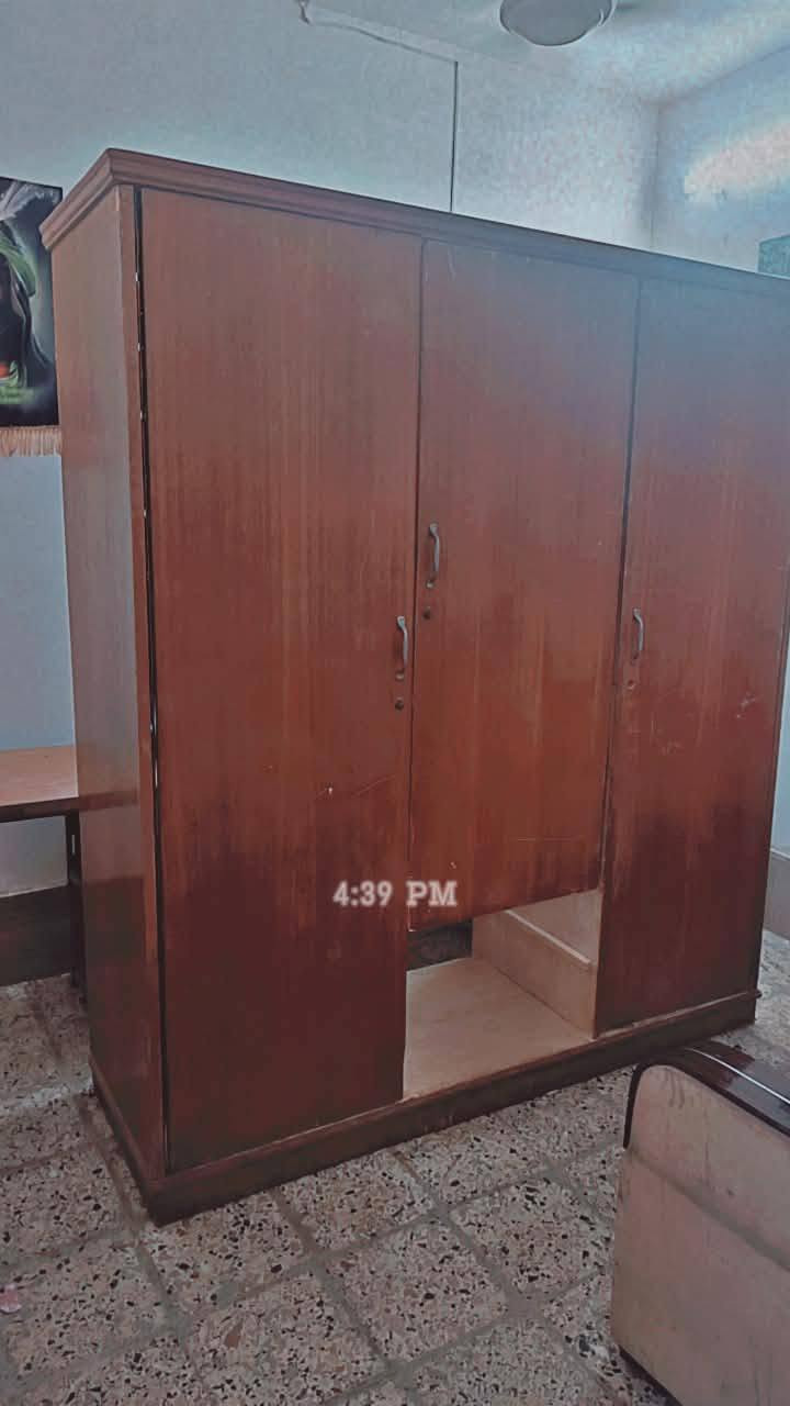 كنتور ابو ٣ ينباع على شكله هذا ب٤٠
يراد اله نجار ايرتبه يعني مو اجيبه وشده بي خشبه مكسورة وجرارات  ويرادله تنضيف ودملوك حتى يصير مرتب
المكان بغداد الشعب ***********

نص مكتوب في الصور:
- 4:39 PM