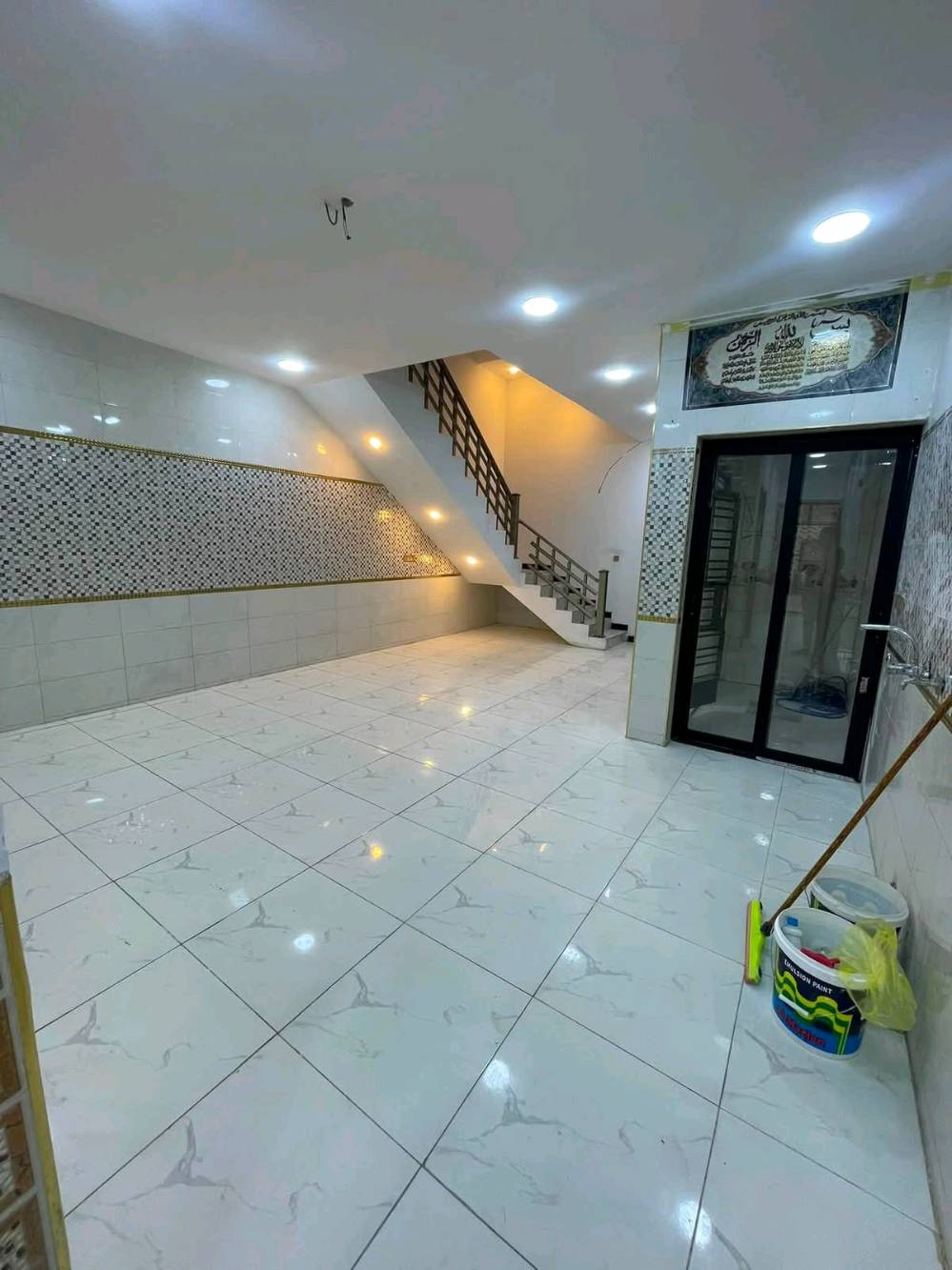 المخابرات واجهه ٦ يحتوي على صالة ومطبخ وخدمات و٤ غرف نوم صحيات عدد ٢ للاستفسار الاتصال على الرقم التالي *********** ويوجد واتساب