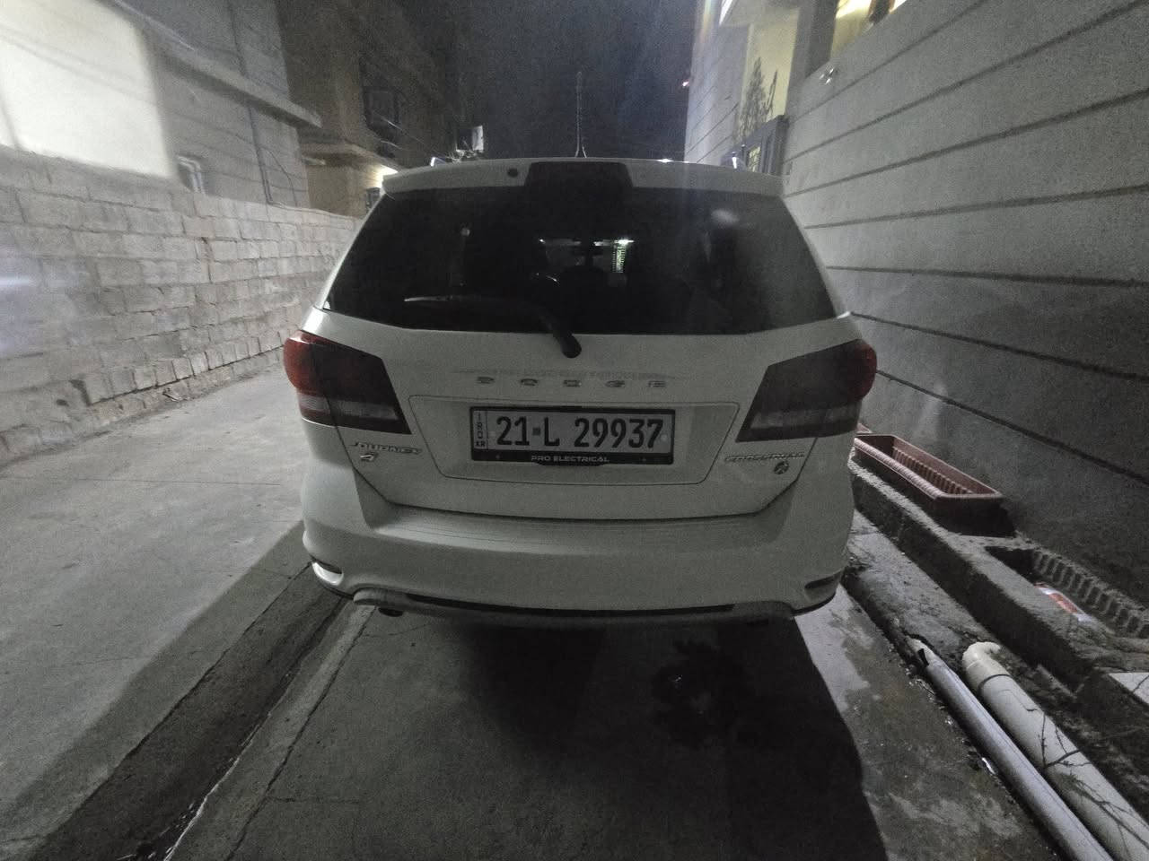 المحرك: 6 اسطوانات (V6) سعة 3.6 لتر Pentastar.
القوة القصوى: 283 حصان.

​عزم الدوران: 353 نيوتن.متر.

​ناقل الحركة: أوتوماتيكي من 6 سرعات (62TE).

​نظام الدفع: دفع رباعي مستمر (AWD).

​سعة خزان الوقود: 78 لتر.

​العجلات (الجنوط): ألومنيوم قياس 19 بوصة بلون أسود (Gloss Black).

​المصابيح: أمامية وخلفية بحواف سوداء داكنة مع مصابيح ضباب.

​الشاشة والترفيه: شاشة لمس نظام Uconnect قياس 8.4 بوصة.

​السعة والمقاعد: 3 صفوف تتسع لـ 7 ركاب بكسوة جلدية.

​نظام التكييف: أوتوماتيكي ثلاثي المناطق / 3 قطع (مستقل للرداء الأمامي الأيمن، الأيسر، والركاب في الخلف).

​تثبيت السرعة: نظام مثبت سرعة إلكتروني (Cruise Control) مع أزرار تحكم على عجلة القيادة.

​الدخول والدغاطات (البصمة): نظام دخول ذكي بدون مفتاح (Keyless Enter 'n Go) عبر أزرار بصمة على مقابض الأبواب الأمامية (باب السائق وباب السكن/

​ ​أنظمة الأمان والثبات: فرامل ABS، توزيع EBD، نظام الثبات الإلكتروني ESC، ومنع الانقلاب ERM.

​المساعدة على الركن: كاميرا خلفية ParkView مع  ParkSense.

​مراقبة الإطارات: نظام قراءة ملاحظة الارباك الامامي طاك والدشبول مغلف السنوية لسنة 2031 هزة والبراد صار 3اشهر من امسوي // ثاني جناي للسيارة صاحبة امبدل المحرك من اخذتة منة ابلادي 

ضغط الهواء في العجلات (TPMS).(***********//السعر 155$
