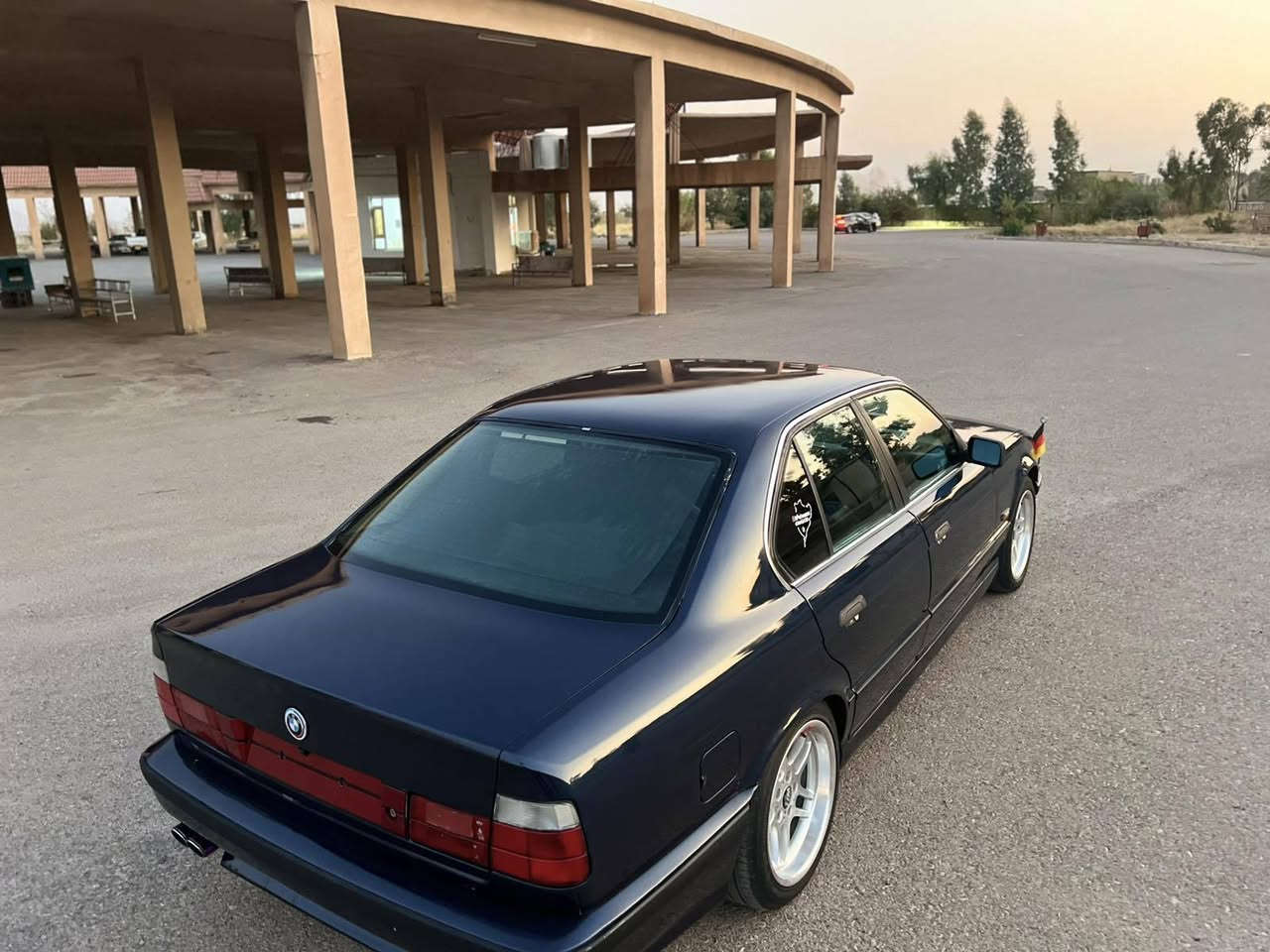 سەرەتا بەناوی خودای گەورە BMW525 ئاڕم پلاستیک هەولیر مۆدیل 1992 فول فولە بەس سڵای نیە گیڕ تۆماتیک کوشین جڵد پیش پان لایت بیلاد تەبرید سارد گەرم بەشەرت  بیلیدران هیج هیجی پیوە نیە هەموو گیانی بیلادیە دەسکاری نەکراوە سەیارەکە بۆیاخی نەبوو بۆخۆم پەمم کردۆتەوە گیڕ مەکینە کارەبای لیدران ئاڕمی هەموی بەشەرت دەفرۆشم سەیارەکە هەموو گیانی لەسەر بیلادی ماوە جەگ سپیر کامل شتی بیلادە *********** كويسينجاك, أربيل
