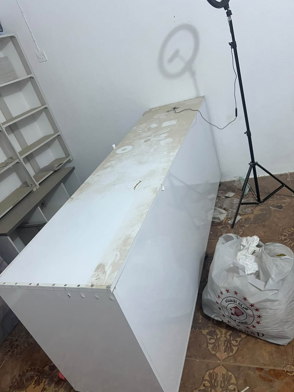 چربايه اطفال +ميز خشب تركي جديد كلش +رفوف خشب تركي نظيفات ***********الي بخاطره يتصل

