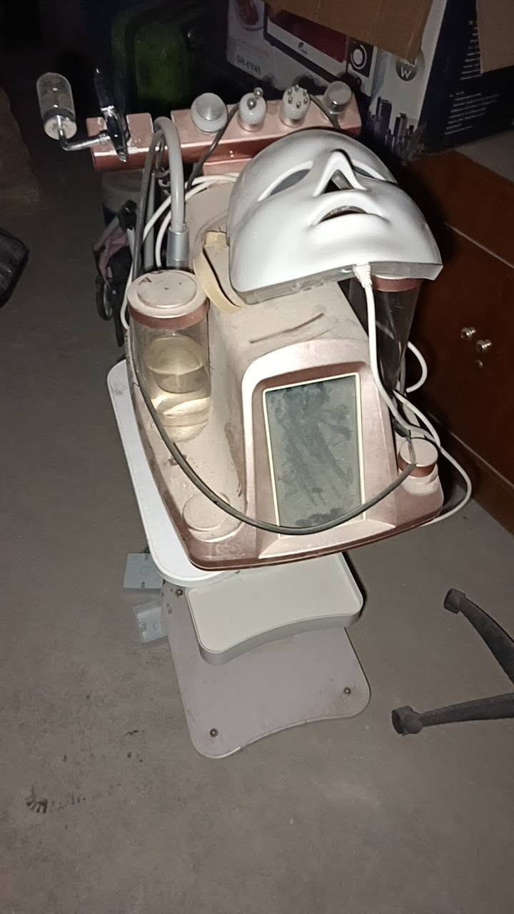 السلام عليكم اجهزه مال تنضيف بشره عام وجاهز بخاري وكرسي جدد استخدام ايام سعرهن  250 وبي مجال حك جيه الله شاهد بس جاهز تنضيف ماخذه 710 وهسه اريد ابيعهن مكاني بغداد مدينه صدر ***********
