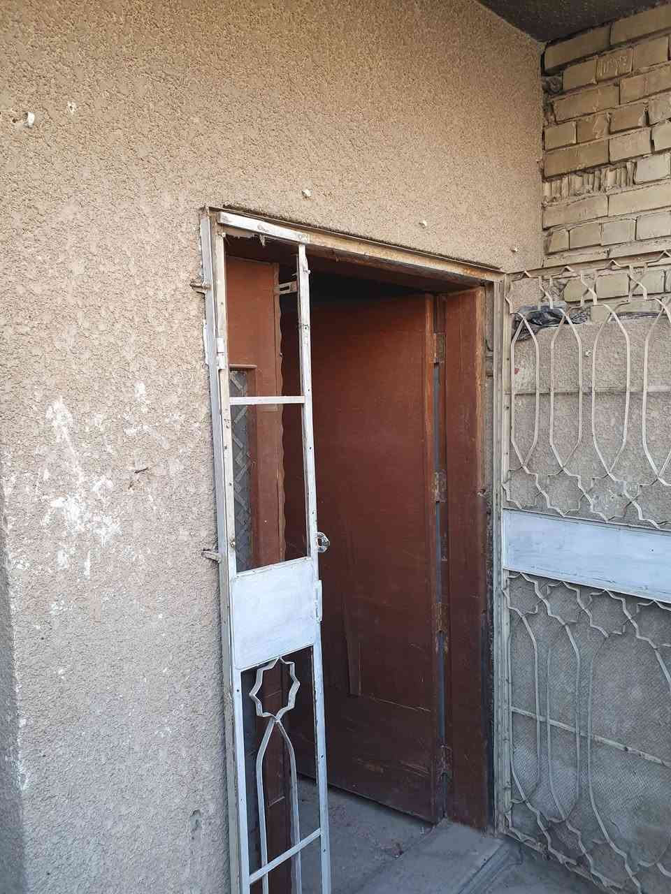 بيت للبيع بمساحة 100 متر مربع في موقع مميز وخدمي ممتاز ضمن منطقة حي أور، بالقرب من سنتر حي أور.
بيت للبيع الموقع حي اور قرب السنتر

المساحة: 100 متر مربع.
الموقع: حي أور – قريب جداً من السنتر، الأسواق، والخدمات الأساسية.
البناء: يحتاج ترميم او يعتبر كاع
التفاصيل الداخلية: يحتوي على استقبال، غرفتين نوم، مطبخ، حمامين  مع سطحين وبيتونة).
الواجهة: 5 متر × 20 متر
الخدمات: المنطقة مخدومة بالكامل (ماء، كهرباء، مجاري، وتبليط).
الملكية: ملك صرف).
 للتواصل والاستفسار:
رقم الهاتف: ***********
السعر المطلوب: 220 مليون قابل للتفاوض
ملاحظة المطبخ مع الغرفة الفوقها عكادة باقي المنزل صب
بيت للبيع بمساحة 100 متر مربع في موقع مميز وخدمي ممتاز ضمن منطقة حي أور، بالقرب من سنتر حي أور.
