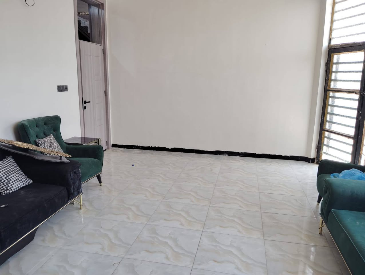 السلام عليكم
دار للبيع 
المساحة ٢٠٠ متر مربع 
بناء حديث سنة 2025
الموقع 
وردية خارج خلف مدرسة القبس 
السعر ٦٠ مليون
على من يرغب بالشراء التواصل معنا 
مكتب عقارات حسين الخفاجي
الكائن وردية خارج مقابل علوة المخصر 
***********
***********
