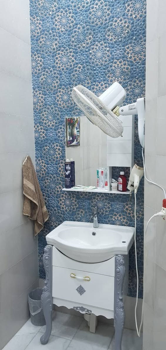 سلام عليكم بيت للبيع  
السعر  145 
معرفه التفاصيل جميعها  اتصل ***********

نص مكتوب في الصور:
- منزل 🏠 للبيع ( زراعي سند 25 ) ((( البيت له شارع امامي و خلفي ))) طابق واحد + الثاني مجهز له 1_ مساحه 270 متر 2_ كراج سعه سيارتين 3_ صحيات خارجيه 4_ حديقه جاهزه كبيره 5_ مطبخ و مدخل الى استقبال 6_ صاله و غرفتين و منور 2 و صحيات سويت 7_ (( خدمات نقص _ مجاري و تبليط واصل العمل خلف البيت )) 8_ سبتتنك مجاري بسعه الكراج 9_ سطحين كاملات مطبك شتايكر 10_ بناء حديث منذ سنتين عنوان // حي الجمعية شارع حبيب بن مظاهر الاسدي