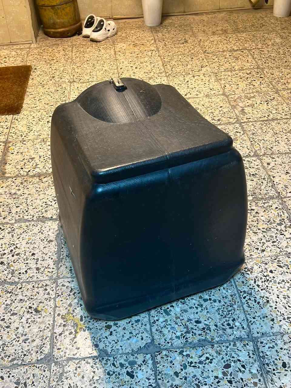 سلام عليكم شباب عدي هاذ الصندوك للبيع مثل ما موضح بالصوره الاضرار مالته و غراضه موجوده بس السبرنكات نقص مكاني بغداد تقاطع درويش سعره 30 و بي مجال اي ستفسار *********** متواجد واتساب

