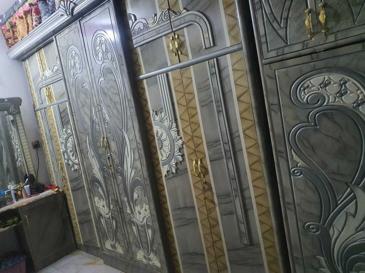 ني. غرفه البيع مستخدم قليل جديده كلش البيع خذتهه مليون ونص وريدهه ب700 وبيهه مجال قليل مكاني رفاعي ***********

