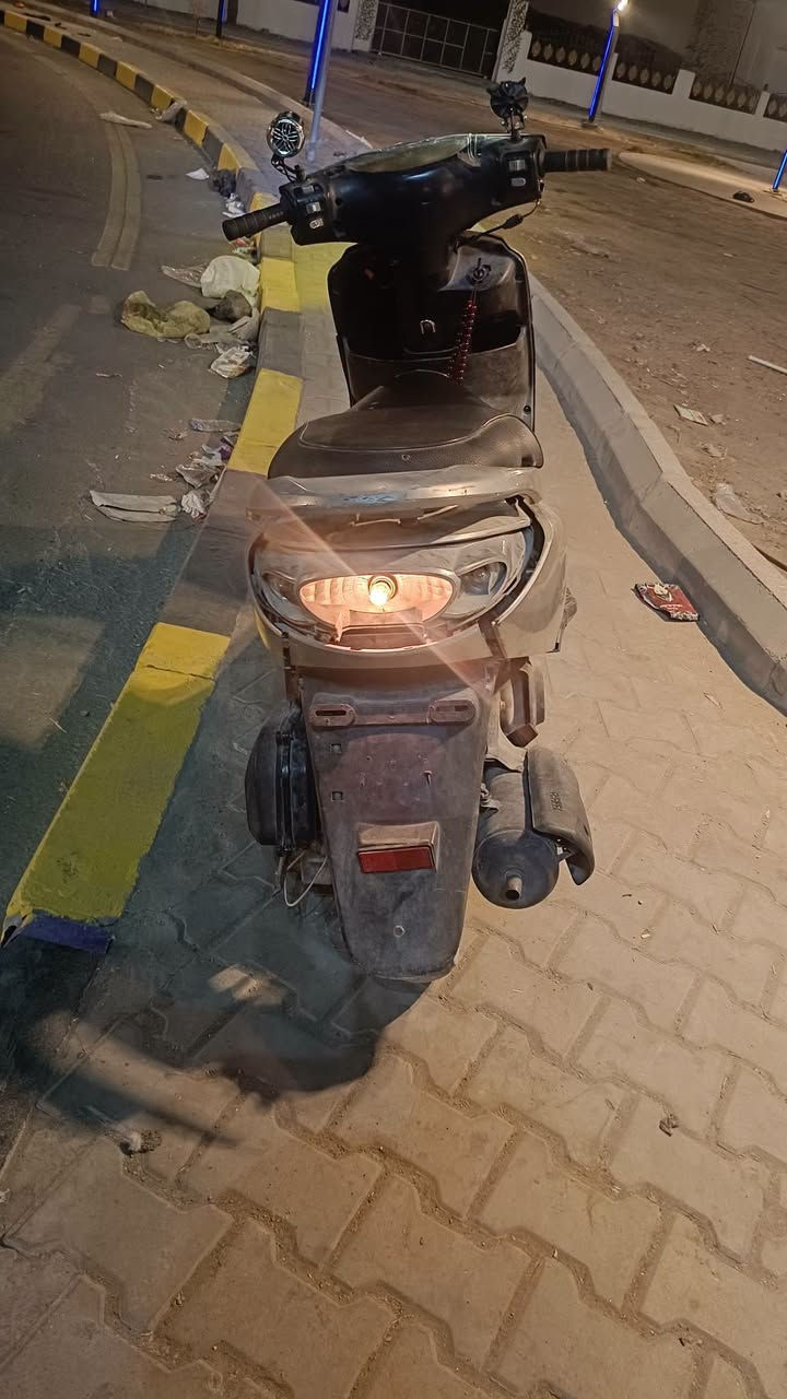 يالله دراجة بريز ياباني لايت ناصي
كابريتر  سرعة ١٤٠ شلعه معدل  ☢️
الدشبول مايشتغل  مكينه نضيفة 🛵
لاتبخير ولا تنقيص ولا نضوح  ✅✅
كفراتها نضافهن ٨٠ بل ١٠٠ ✅ 
لايت عالي ناصي سماعه خارجية بلوتوث 📍
.. نقصها فقط جامة بكلايت الخلفي فقط..
دراجة نكره سلف خير من الله 
📍العنوان بغداد _ المشتل
