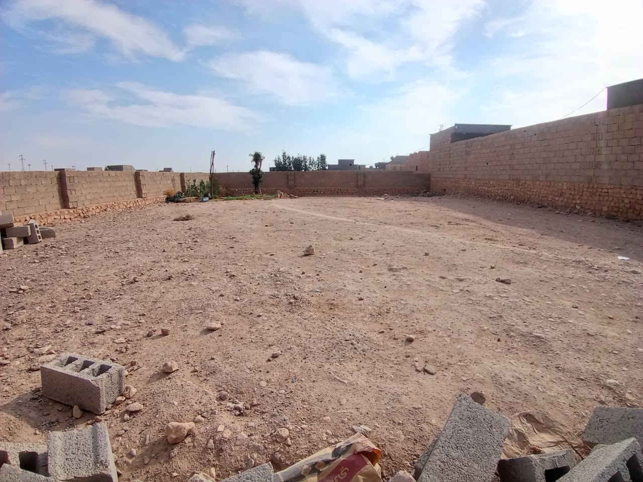 القطعه معروضه للبيع المساحه 400 متر في حي الأمين قرب المنتزه الجديد السعر 15 وبيهة مجال بسيط ***********
