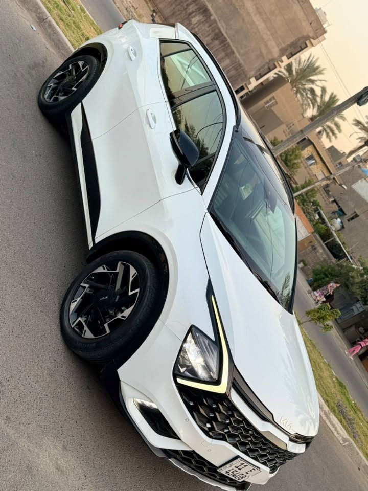 السلام عليكم للبيع كيا سبورتج GT line
موديل 2024 
معروفه مواصفات الGT تجي فول 
بنوراما 
ورادار 
وكشنات تدفئه 
كراسي فول كهرباء 
جنطه كهرباء 
وباقي المواصفات المعروفه 
ماشيه 73 الف 
مكفوله من كلشي عدى مكانين بارد وما مبين 
مكاني بغداد 
السعر 206 وبيها مجال بسيط 
للاستفسار ***********

