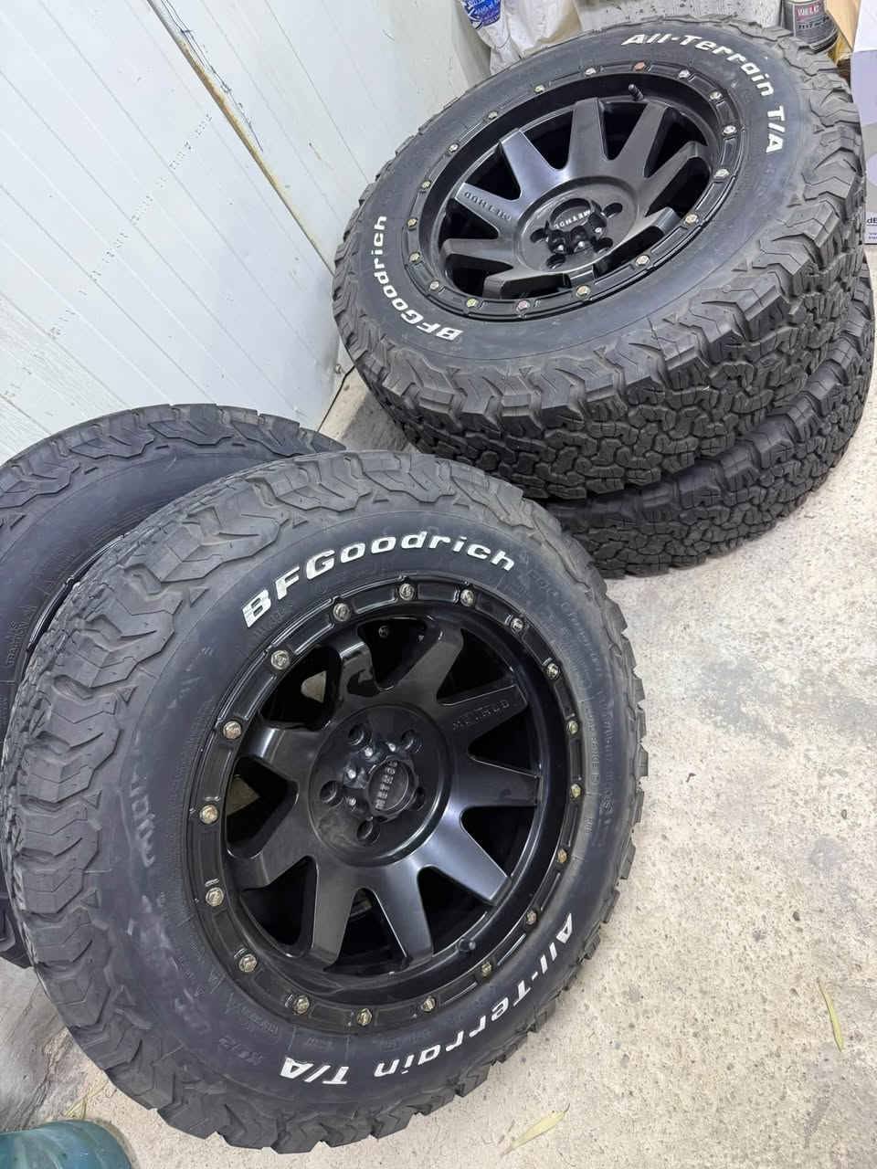 السلام عليكم
للبيع تخم اطارات 

القياس 245/65R17 

قياس ابعاد ستدات الويل 114.3x5 

يرهم على الاندكروز من موديل 2007 الى 21

ويرهم على الرافور ويرهم على هواي سيارات 

الويل ميثود اصلي 

الاطارات bf goodrich امريكي اصلي مو صيني 

الويلات والاطارات بحالة جيدة جداً استخدام اقل 5 الاف كيلو 

مكانهن بغداد 

السعر 750$ 

للاستفسار ***********

