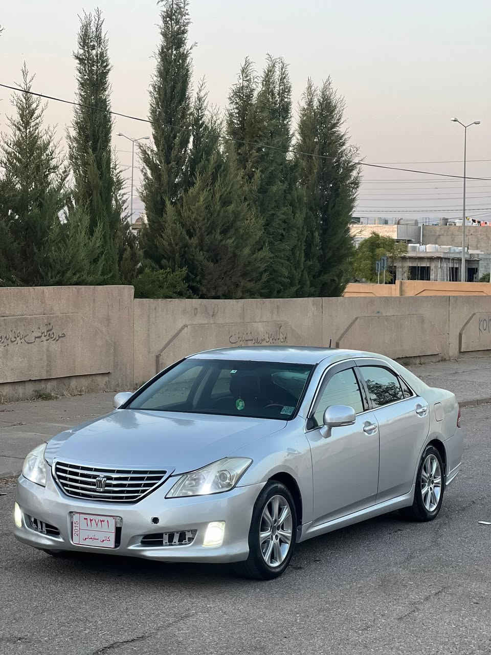 .
سەرەتا بە ناوی خوای گەورە
توێتا کراون شاهینە ڕۆیاڵ
موس موس موس
مۆدێل/٢٠٠٩
مەکینە بچوکی گێڕ گەورە 
٢٠٠واتا ١٨٠
ڕەنگ سلڤەر
ناو ڕەساسی کراوە بە ڕەش جڵدی دووبەی تێ گیراوە
بێ دڕاوی زۆر جوانو ڕێکو پێکە
ساج سور بێ شکاوی
سەر دەشبووڵو فۆڕمیگای زۆر زۆر جوانو ڕێکو پێکە
جڵدی ڕەشی تێ گیراوە قاڵبی خۆیی زۆر جوان
مواسەفات 
٣ دووگمە
تراکشن
سنۆو/سپۆڕت
دەبڵ ئیکۆ بەنزین زۆر کەم ئەخوات
سنوق شەفت
٥ بەسمە هەر هەمووی مەزبووتە
چوار ویلو تایەی تازەیە
سەیارەکە ماڵانەو تێر تێر مەسرەف کراوە
لێی خوڕیت حەز ناکەی دابەزی زۆر کپو نەرمە
دەعامی دواوەی بیلاد سپۆڕت
چرکەی تیا نیە
ساڵانسای تۆمس سەوتی زۆر نەرمو خۆشە
بە نسبەت بۆیاخ بەس شوێن موسو سەقفی بۆیاخی ئەوروپایە
ئیتر ماباقی بە شەرتی هەموو شتێک
کەڤەر گۆڕاو بە شەرت
دەعم لێدراو بە شەرت
ماڵی مەدەنی بە شەرت
شەنسی کۆسرە بە شەرت
گێڕو مەکینەو دارو بەردی بە شەرتی هەموو شتێک
سەقفی  زۆر جوانە بێچاڵ بێ شوخت
لاشەی زۆر زۆر جوانە چاڵو شوختی نیە
ئەوەی شایەنی باس بێت
سەیارەکە بەس شوێن موسەکانی بۆیاخی ئەوێ
دوای مەعمەلە پارەکەت بۆ ئەگەرێنمۆ
ئیتر ماباقی یەک سایەقی ئەوێت لێی خوڕێتو تاماوە 
دوعایی خێر مان بۆ بکات
بۆ هیچ عەیبێک مەگەڕێ
چرکەو گەڵایەک ببڕە
سعری ٥٦ گەڵاو مەجالێکی برایانە
شوێن هەڵەبجەی تازە(شارەزور)
ژ.م
***********
وەتسئەپو ڤایبەری لەسەرە
ڕەحمەتت لێبێ هەموو شتێکم نووسیوە جوان بیخوێنۆ ئینجا تەلەفون بکە
لەگەڵ ڕێزدا🖤
