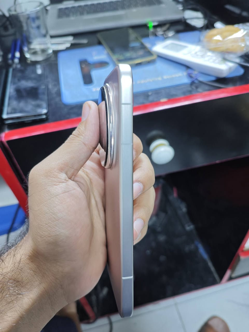 Honor magic 8 pro
مفول مواصفات وكلشي 
وملحقات كامللة 
بي فقط فطر بسيط بالضهر اصلا ما مبين 
وايضا الشاشة بيهة طبع مال تطبيقات ايضا ما مبين بس للامانة والمصداقية اكول بيهن هذن
السعر 850 وبي مجال بسيط للشراي يدلل
المكان بغداد بوب الشام 
***********
