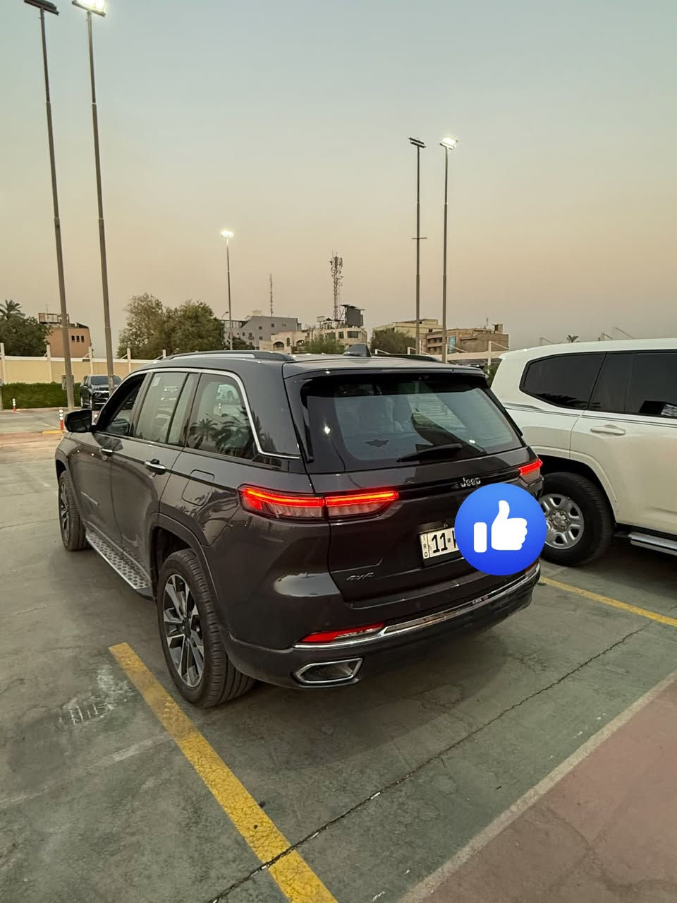 جيب كراند شيروكى اوفرلاند خليجي 2022 محرك 3.6 6 سلندر
مع نظام دفع رباعى 4X4. سيارة مال شركة هارلم
العداد 55 الف mi 
ناقل الحركة: اوتوماتيك 8 سرعات 
مكان سياره بغداد الجادرية
بيها بارد شويه خفيف جدا باب عكس سايق خلفيه موجوده بصوره 

‎المواصفات:
*نظام التعليق الهوائي (جكات)
*فتحة سقف بانوراما 
*الصندوق كهربائي بخاصية الفتح باستشعار القدم او البصمة
*ويل قياس 20 انج
*شاشة عرض لوحة القيادة على الزجاج الأمامي (داتا شو)
*شاشة التحكم الرئيسية لمس بنظام Uconnect 5 بقياس 10.1 انج مع نظام ملاحة
*شاشة القيادة الرقمية بقياس 10.25 انج
*رادار تفاعلي مع خاصية التوقف والانطلاق
*نقطة العمياء
*تحذير الخروج عن المسار
*نظام المحافظة على البقاء فى المسار
*نظام التعرف على اشارات المرور
*خاصية المساعدة على التوجية فى التقاطعات
*حساسات امامية وخلفية
*كاميرات 360 للرؤية المحيطية
*كاميرا رؤيا ليليه
*المرآة الداخلية مزودة بشاشة لعرض الكاميرا الخلفية
*مانع تصادم خلفى
*نظام القيادة شبه الذاتية
*مقصورة الركاب من الجلد
*المقاعدة الامامية كهربائية ومساج وذاكرة
*المقاعد الامامية مبردة ومدفأة
*المقاعد الخلفية مدفأة
*نظام ابل كار بلاى و اندرويد اوتو لاسلكي
*نظام صوتي فاخر 9 سماعات من ALPINE
*دخول ذكي (بصمة)
*نظام التشغيل عن بُعد
*مرايا خارجية قابلة للطي كهربائيًا مدفئة
*مصابيح أمامية أوتوماتيكية مع مصابيح نهارية وكشافات ضباب LED 
*نظام التحكم التلقائي في الضوء العالى
*دواسات جانبية
*ماسحات زجاج أمامي حساسة للمطر
*شاحن هاتف لاسلكي
*انماط قيادة متعددة رياضية وللطرق الوعرة
*وسائد امان هوائية أمامية/جانبية/ خلفية.

رقم صاحب السيارة 
***********
سعر 38.000بيها مجال بسيط جدا
