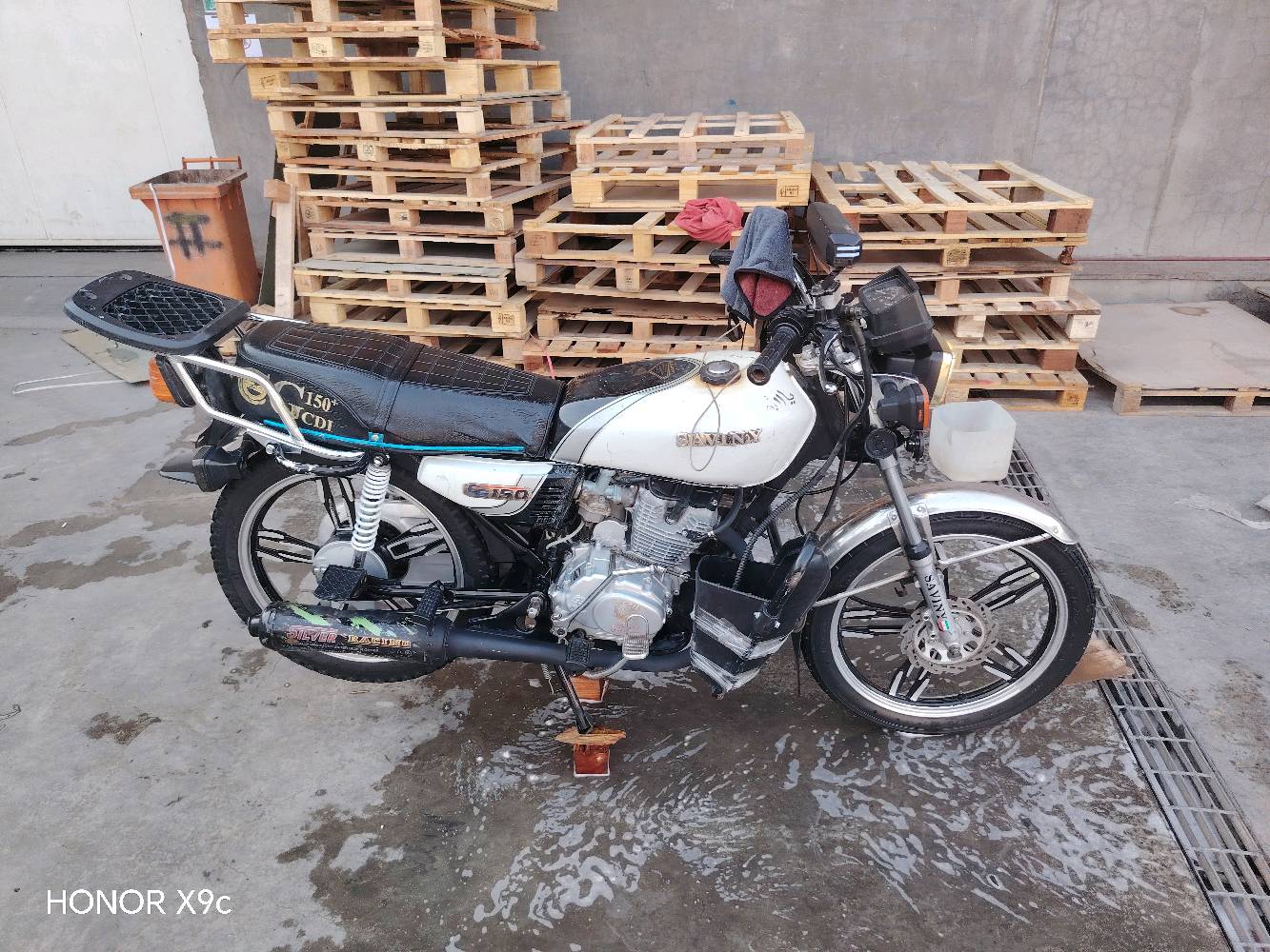 550 ( السعر خمسمية وخمسين)
دراجة للبيع بيها نقوصات المحرك يحتاج كلچات
التاير الأمامي يحتاجلة دسك والاشاير شغالة يحتاجها دكم تحكم يسر ويمنة