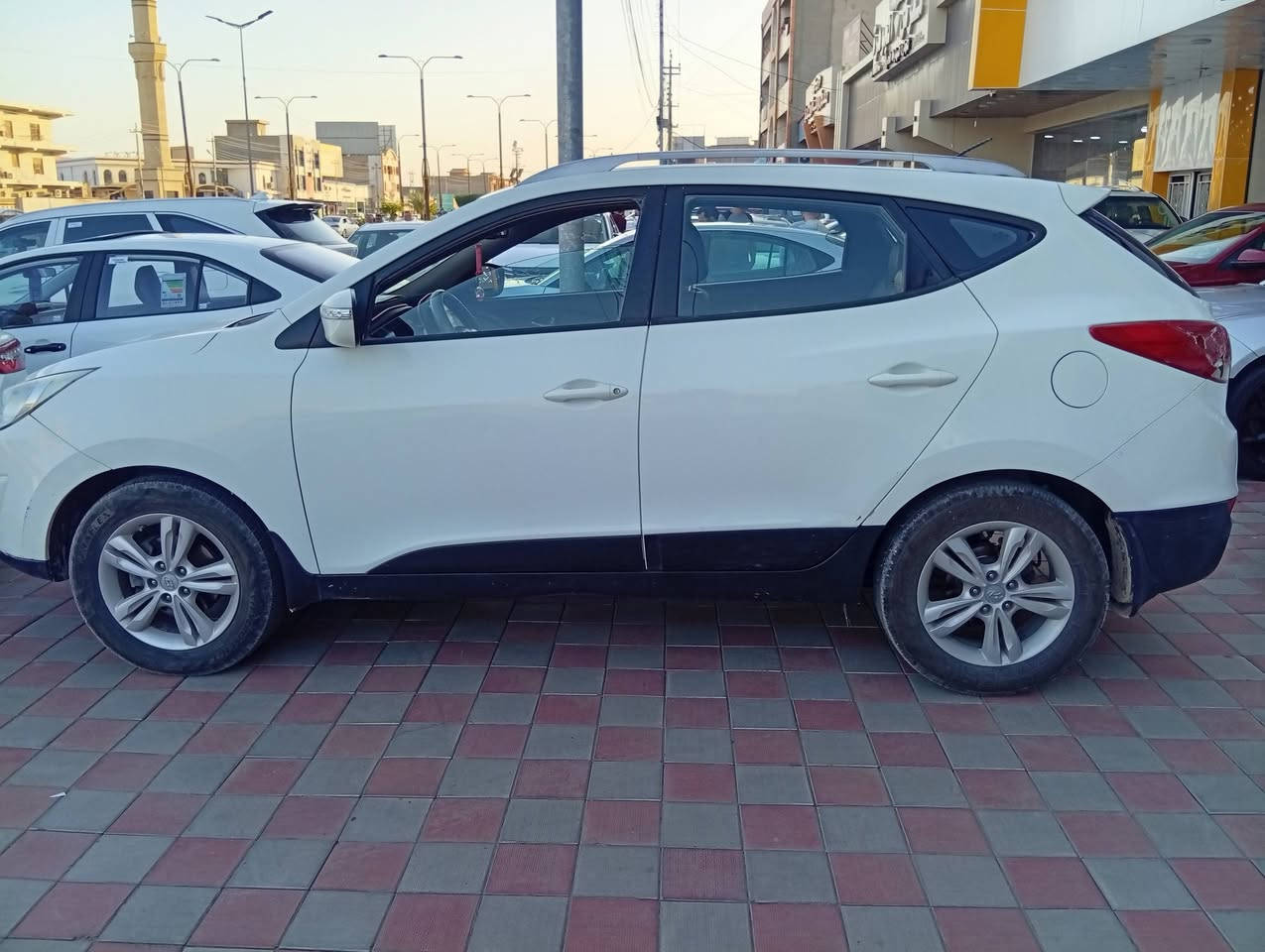 توسان خليجي موديل 12 رقم بغداد
محرك و كير بلاديات مكفولة من البارد و الصبغ بيها طخة بسيطة بالصندوك 
السعر 13 ألف و نص 
الاتصال على ***********
