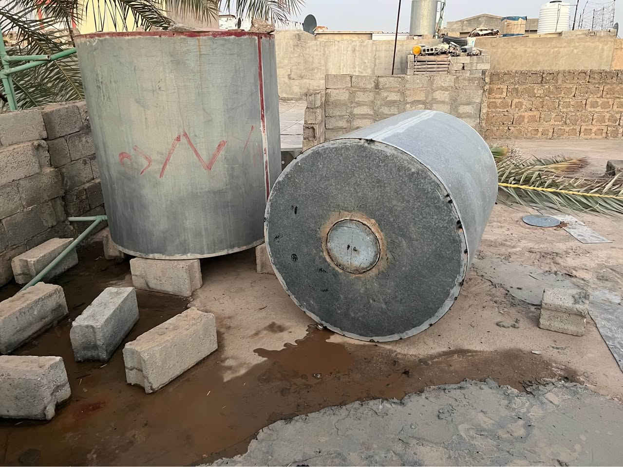 سەروبن کردنی هەموو تانکیەک لە شوێن خۆیدا پێویست بەوە ناکات بەم بێ مەعاشیە پارەیەکی زۆر سەرف بکەیت دەچینە سەربانی ماڵان بۆ چاک کردنی هەموو جۆرە تەنکیە بۆیە پێویستت بە تانکی تازە ناکات ئێمە بۆت تازە دەکەمەوە *********** بەڕێزان ئەگەر تانکێکەت یەک کونی تێدایە هەر سەروژێری بکە چونکە کە کەوتە ڕزیان بنی تانکی ئیتر بەردەوام کون دەبێت بۆیە یەک جار مەسروفی تێدا بکە السليمانية, العراق
