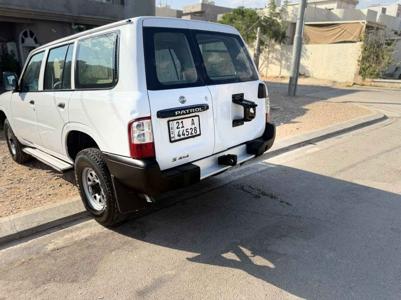 بەناوی خودا
پاترۆڵ ٢٠٠٢
ناو سپی 
گێڕو مەکینەو ئەڪسل بەشەرت 
تەقەو ڕەقەی نیە چرکەی تیا نیە لەڕەسمەکان لۆک ترە
سه‌نه‌وی تازه‌یه‌ تاوه‌كو ٢٠٣١ بەناو خۆمانەوەیە
ته‌حویل عەسڵ هەموو ئێراقی پێ بگەڕێ
غازو بەنزینە 
دەبڵ فیتپەمپە بێ خەم لێی بخەوە
چاڵو شوختو قوپاوی نیە سەیارەی ماڵە 
سعری ٩٨ مەعمەلەیە زۆر ڪەم
لەکەلارە سەیارەکە مشتەری جەرەس بکە لەخزمەتام قستو قەرزو گۆڕینەوەم نیە 
***********
