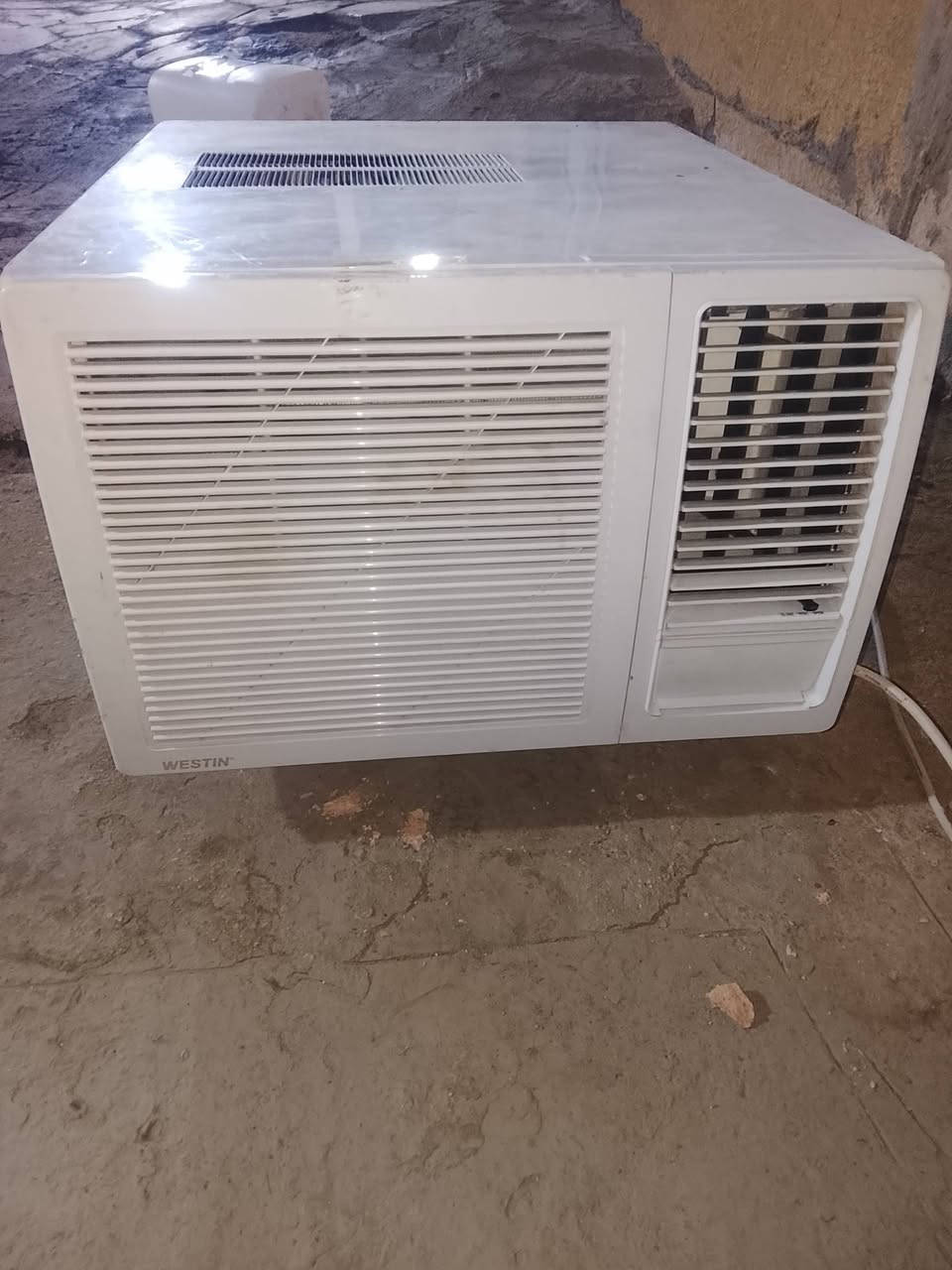 السلام عليكم ورحمه الله وبركاته احبتي الكرام عندي هذا المكيف سعره 200من الأخير شرط شغل ونضيف تبريد ثلج🥶 مكاني كربلاء المقدسة ***********
